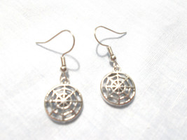 Creepy Spider Web Round Silver Alloy Charms Pair Of Dangling Earrings - £3.98 GBP