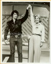 Dinah Shore Sylvester Stallone Vintage 1978 TV Photo  - £15.97 GBP