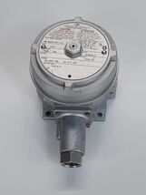 United Electric Controls MODEL 9995 I93 Type J120 Pressure Switch 480VAC... - $55.70