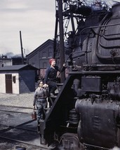 Women workers clean locomotive of Chicago & North Western Railroad Photo Print - £7.04 GBP+