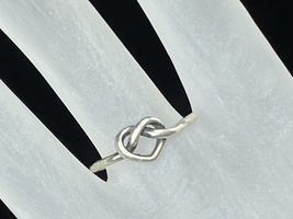 James Avery Sterling 925 Delicate Heart Knot Ring s7.75 JR7935 - £47.56 GBP
