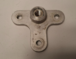 UNIMAC  Washer CASTING BRAKET  DOOR LATCH P/N:  F150202, 150202  [USED] - $246.04 MXN