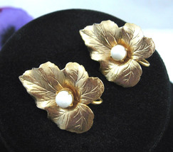 Sarah Coventry CHIT-CHAT  EARRINGS Clip On Vintage Faux Pearl Goldtone C... - £14.85 GBP