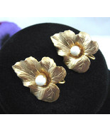 Sarah Coventry CHIT-CHAT  EARRINGS Clip On Vintage Faux Pearl Goldtone C... - $25.60 CAD