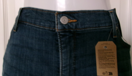 Levi&#39;s Classic Bermuda Shorts medium wash Size 24W Cotton Blend Mid Rise - $23.71