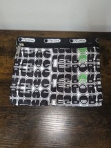 Le Sportsac Pouch Green &amp; Black Zip - $286.63 MXN