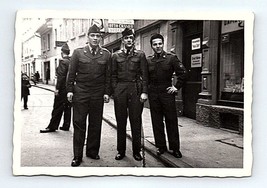 Nero e Bianco Fotografia 1950&#39;s Era US Soldati IN Uniforme Su Tedesco Street - £23.90 GBP