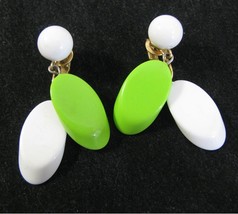 Vintage crown TRIFARI Lucite White Green Dandle Earrings Clip On Gold MCM 60&#39;s - £11.86 GBP