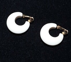 CROWN TRIFARI Ivory Gold Tone Hoop Lucite Clip On Earrings EUC Vintage  - $12.86