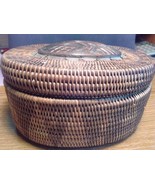 VINTAGE HAND WOVEN &amp; STAINED GRASS &amp; CARVED WOOD INDONESIAN  BIRD BASKET - $88.28 CAD