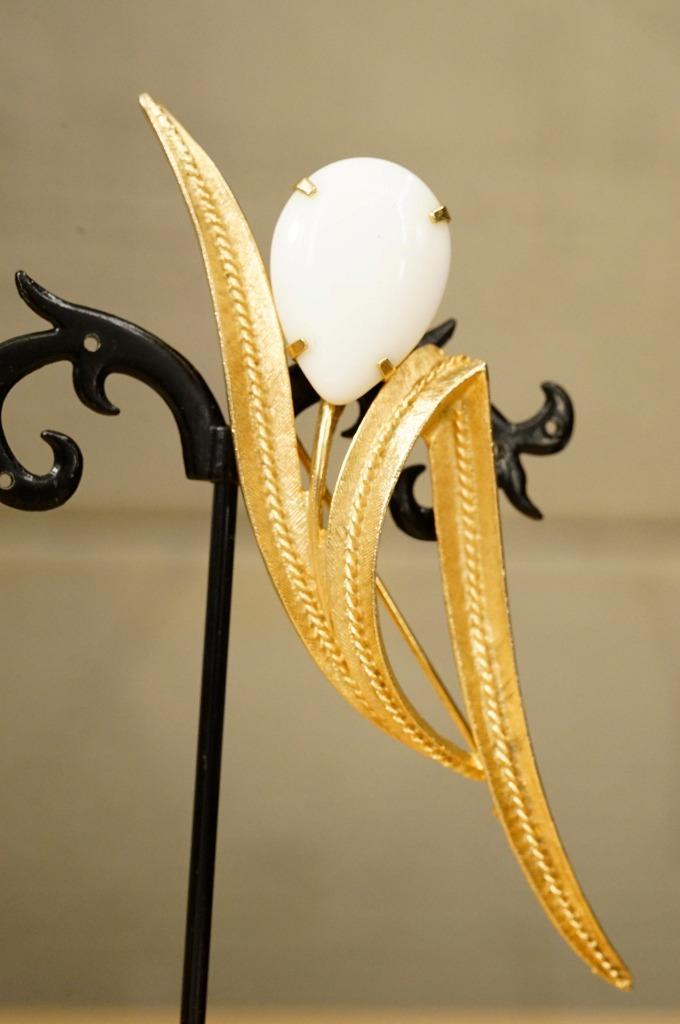 VINTAGE Costume Jewelry SARAH COVENTRY Milk Glass Gold Tone Metal Floral Pin - £19.77 GBP