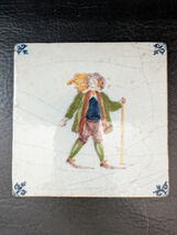 Antique Dutch Polychrome Tuiles Homme Marche Bâton Chapeau Sac à Dos Crazed - $1,418.32 MXN