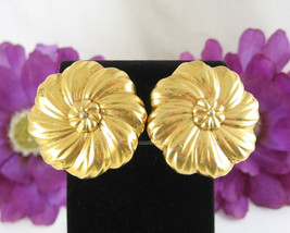 Monet BIG BOLD BLOOMS Vintage Clip On Earrings Daisy Flowers Goldtone 1 3/8&quot; - £16.24 GBP