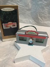 Hallmark 1995 Vintage SANTAS DINER Retro Magic Lights UP Keepsake Ornament - £8.59 GBP