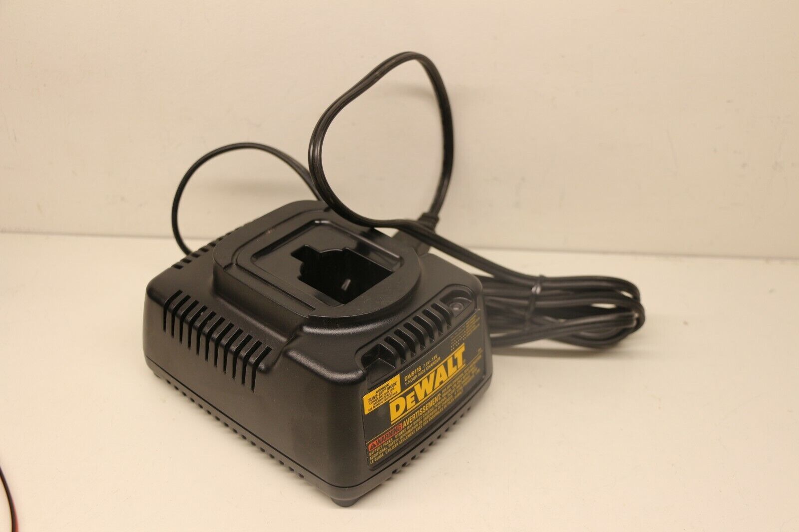 DeWALT DW9116 FAST 1 Hour NiCd 7.2v - 18v Automatic Tune Up Mode Battery Charger - $30.35