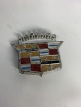 1961 61 cadillac 10661 hubcap emblem ornament  original - $263.84 MXN