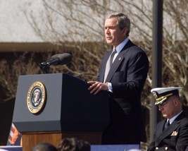 President George W. Bush at Space Shuttle Columbia Memorial service Photo Print - £6.93 GBP