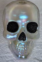 NEW Hyde &amp; Eek! Hallow Plastic Irresdescent Skull - $92.05 MXN