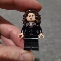 Seinfeld LEGO Ideas Minifigure 21328 Elaine Benes RETIRED HTF  - $15.08