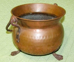 VINTAGE HAMMERED COPPER POT TRI FOOTED LEG WROUGHT IRON HANDLE CAULDRON - $35.10