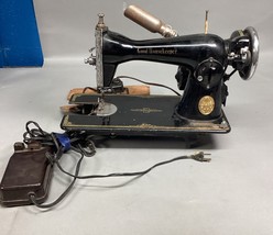 Vintage Good Housekeeper Deluxe Sewing Machine With Pedal And Lightbulb - $49.50