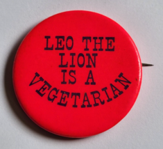 VINTAGE LEO THE LION IS A VEGETARIAN PINK BUTTON PINBACK WEAR RETRO FUNN... - £18.04 GBP