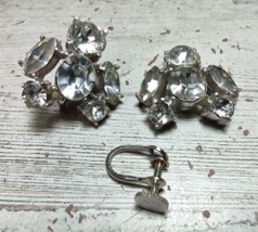 Vintage Coro Silver Tone Clear Rhinestone Screwback Earrings Costume DAMAGE - £6.23 GBP