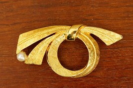 Vintage Costume Jewelry Sweater Scarf Clip Gold Twist Loop Ribbon Faux Pearl - £15.81 GBP