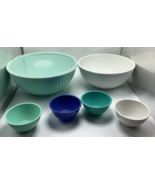 Lot of 7 Nordic Ware Covered Bowl Set, Coastal Colors 5Qts, 3.5Qts, (4) 8oz - $266.66 MXN