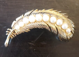 Crown Trifari Signed Goldtone Feather w/Graduating Faux Pearls Brooch Pin Vtg - $24.74