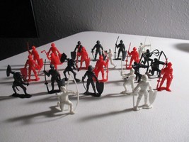 23 Vintage Marx Lot of  Plastic Toy Medieval Knights Figures - £16.90 GBP