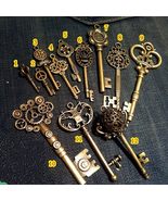 12PCS Antique Bronze Vintage Keys Charm Set Royal - £11.36 GBP