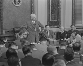 President Dwight Eisenhower gives news conference at the White House Photo Print - £6.92 GBP+