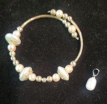 Memory wire Bracelet Freshwater Pearls &amp; White Pearl Pendent handmade - £5.51 GBP
