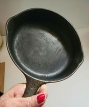 CAST IRON NO. 3 SKILLET 6.5 INCH image 5