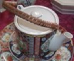 COLLECTIBLE IMARI PORCELAIN TEAPOT WITH BAMBOO HANDLE JAPAN - €20,92 EUR
