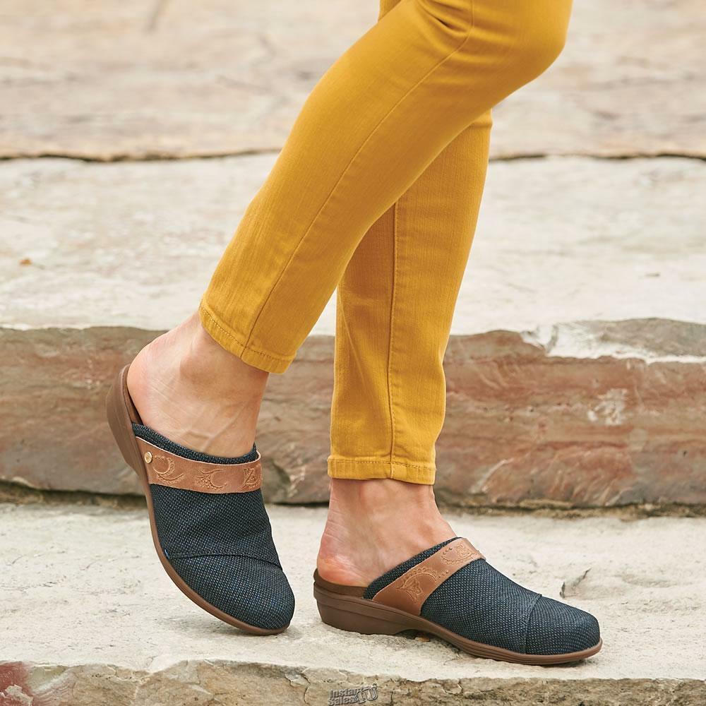 The REVITALIGN Women&#39;s Arch Support Comfort Clogs SIZE 8 INDIGO BLUE - $66.45