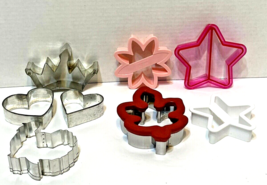 Vintage Mixed Lot of 8 Cookie Cutters Metal Plastic Stars Flowers Crown ... - $10.62