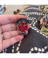 Hollister Red and Black Pin - $179.51 MXN