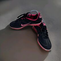 Nike Oceania NM 443937-060 Women Size 9.5 Black Pink Training Sneakers - $32.62