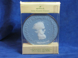 1980 Hallmark Cameo Keepsake Ornament - Betsey Clark - Praying Angel QX3074 - £3.93 GBP