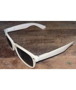 TAYLOR SWIFT - ORIGINAL 1989 TOUR SUNGLASSES - Cream - $75.22 CAD