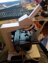 Vintage Bausch &amp; Lomb Illuminated Microscope 4 Objectives model 31-74-24 - $1,753.88 MXN