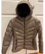 Michael Kors Hooded Down Puffer Jacket Medium Packable Zip Front Taupe - $725.40 MXN