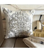 The HomeCentric White Throw Pillow Cover Velvet Damask - Frosted Glamour - €41,09 EUR+ The HomeCentric White Throw Pillow Cover Velvet Damask - Frosted Glamour - €41,09 EUR+