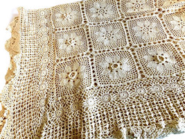 Vintage Scalloped Edge Hand Crochet Tablecloth 54x72 Beautiful Detail 3D Flowers - £79.93 GBP