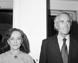 Henry Fonda And Paulette Goddard At Nyc Gallery Event 1976 16X20 Canvas Giclee - $69.99
