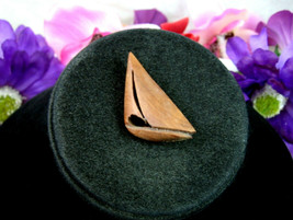 Carved Wooden SAILBOAT PIN Vintage Brooch Handcrafted Made Dark Wood Sail Boat  - £13.29 GBP