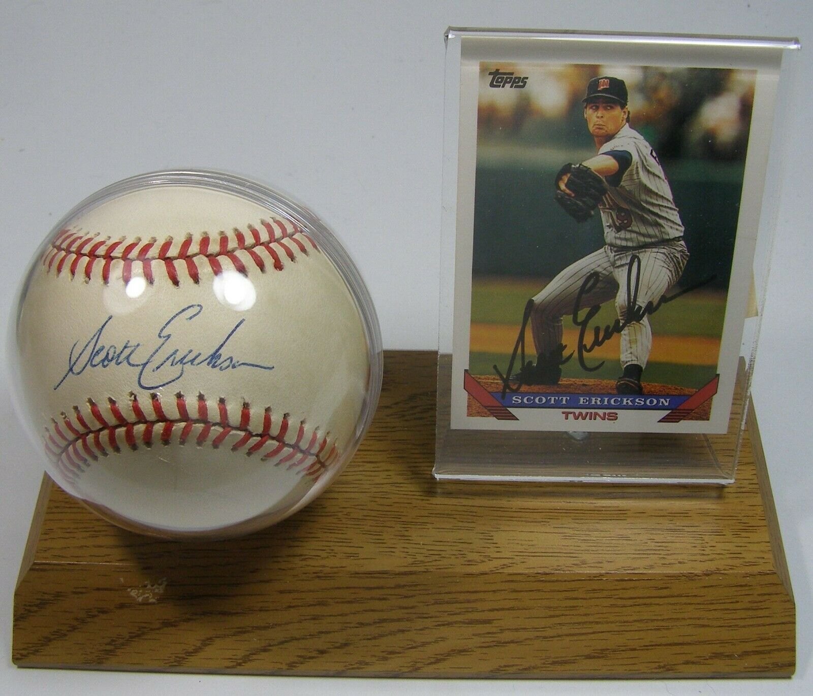 Topps Scott Erickson Twins #90 1993 Autographed Card/Ball in Display - $34.99