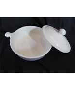 Vintage USA  White Round Double Handle Casserole With Lid White 9&quot; Diame... - $723.31 MXN